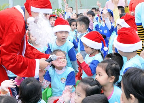 Ông già noel cùng các bé liên hoan trong ngày lễ giáng sinh tại trường Mầm non Gia Thượng